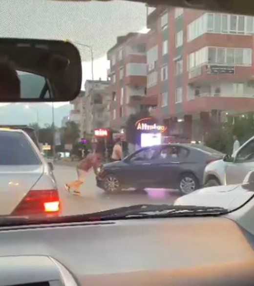 Antalya'da dehşet anları kamerada! Bıçakla kovaladı yetmedi lastiklerini kesti