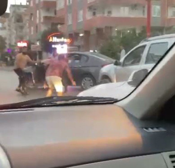 Antalya'da dehşet anları kamerada! Bıçakla kovaladı yetmedi lastiklerini kesti