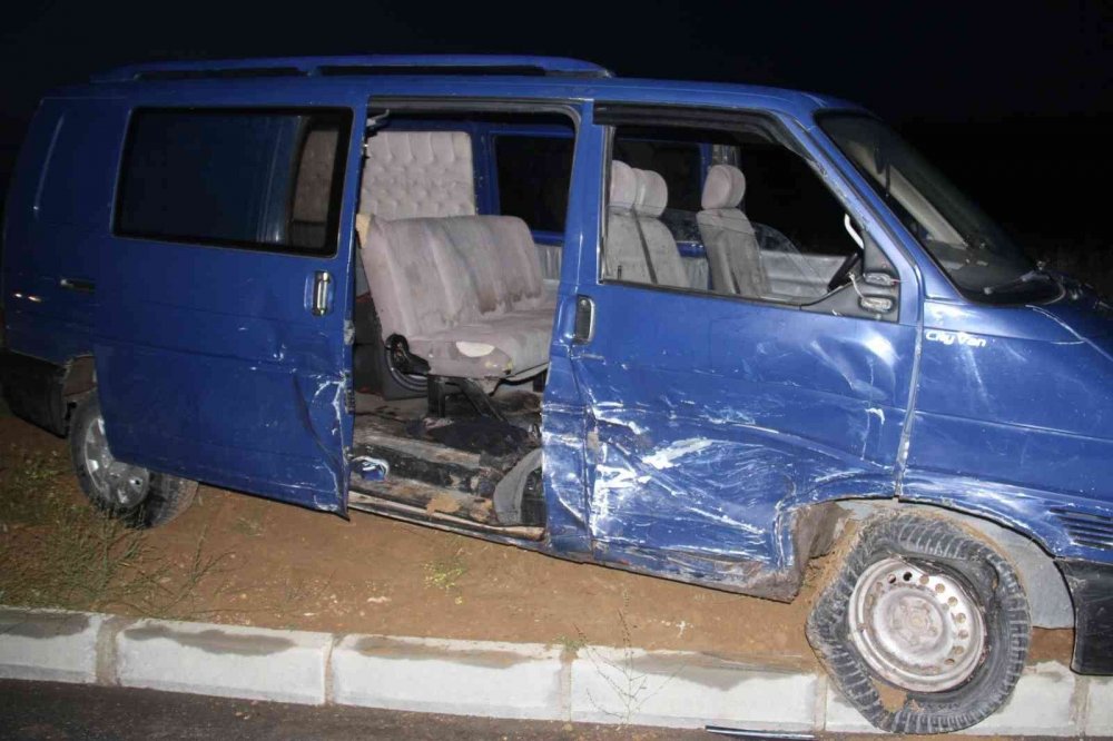 Konya’da otomobille çarpışıp refüje çıkan minibüste 7 kişi yaralandı