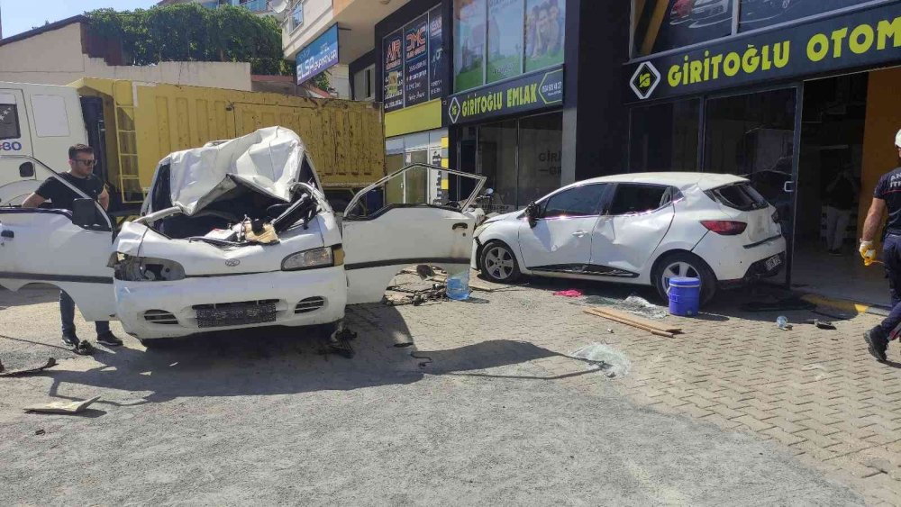 Alanya'da feci kaza! Sıkışan sürücü için vatandaş ve ekipler seferber oldu