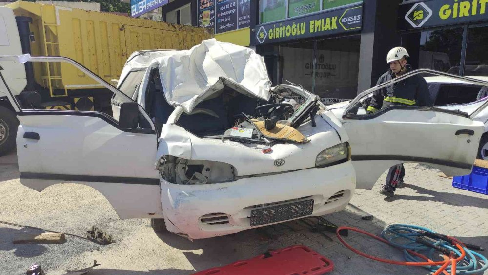 Alanya'da feci kaza! Sıkışan sürücü için vatandaş ve ekipler seferber oldu