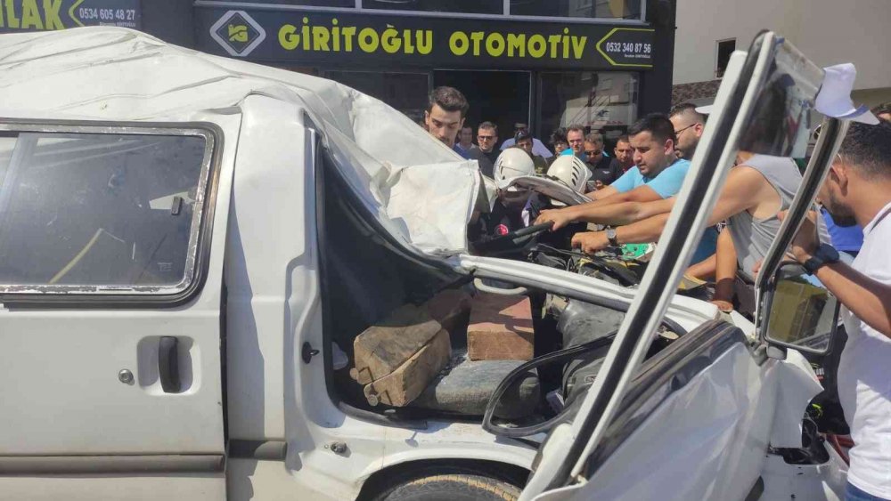 Alanya'da feci kaza! Sıkışan sürücü için vatandaş ve ekipler seferber oldu