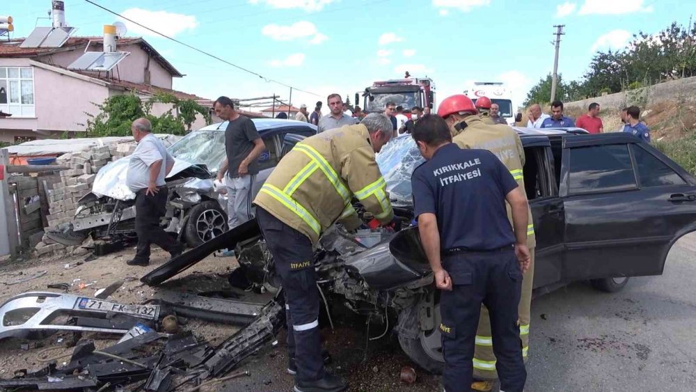 Bayramlaşmadan dönüyorlardı! Kafa kafaya çarpışan otomobiller hurdaya döndü! 2'si ağır 10 yaralı
