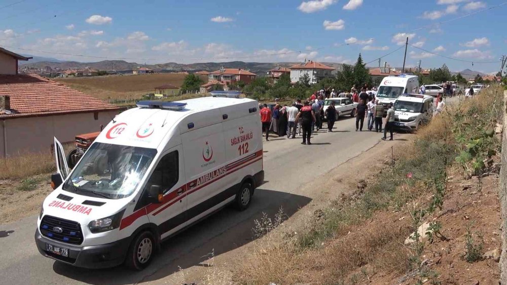 Bayramlaşmadan dönüyorlardı! Kafa kafaya çarpışan otomobiller hurdaya döndü! 2'si ağır 10 yaralı