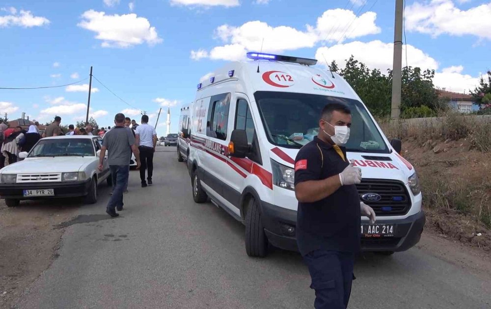 Bayramlaşmadan dönüyorlardı! Kafa kafaya çarpışan otomobiller hurdaya döndü! 2'si ağır 10 yaralı