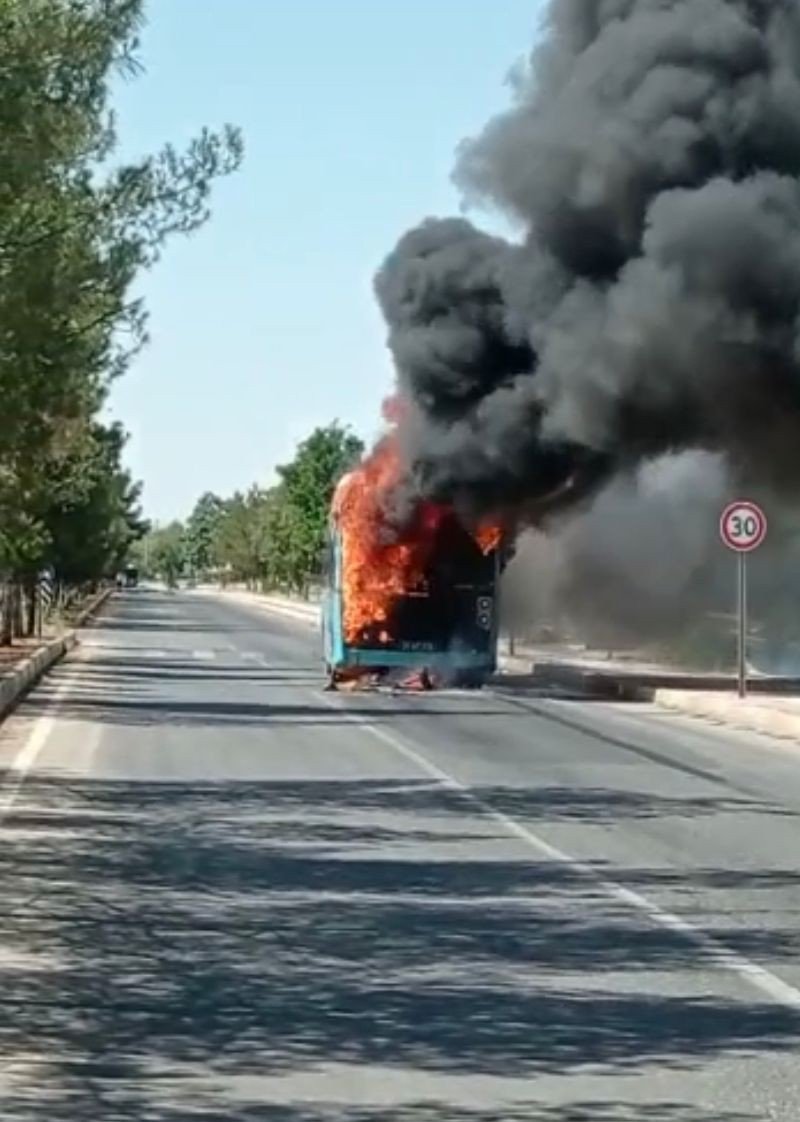 Belediye otobüsü alev alev yandı! Sürücü ve yolcular son anda kurtuldu