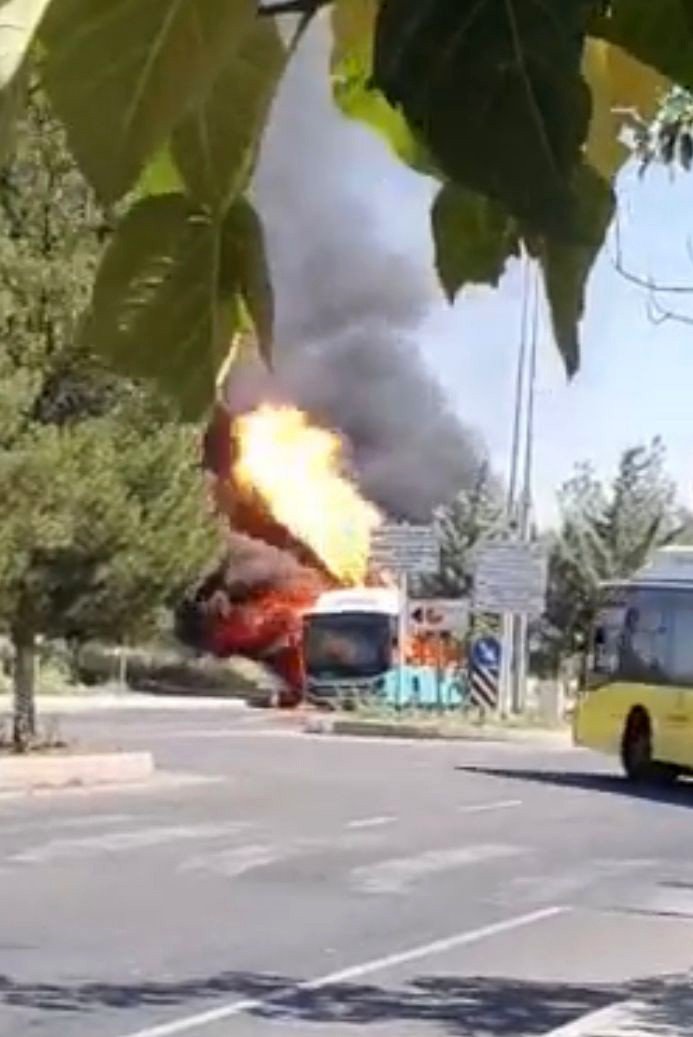 Belediye otobüsü alev alev yandı! Sürücü ve yolcular son anda kurtuldu