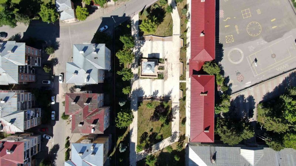 Döneminde adına devlet kurulan Kadı Burhanettin'in kabri binalar arasında kayboldu!