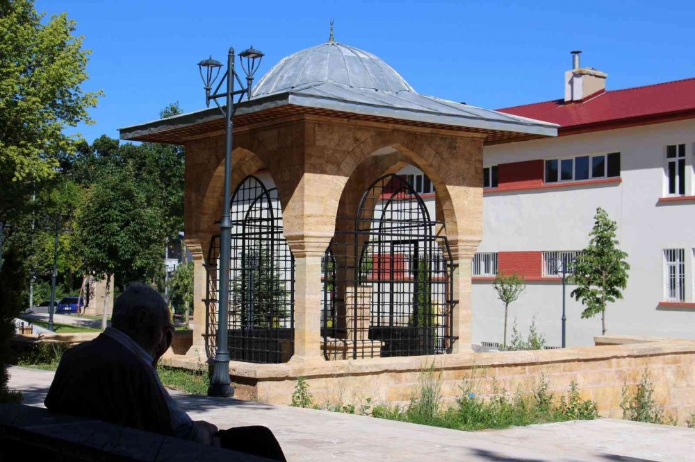 Döneminde adına devlet kurulan Kadı Burhanettin'in kabri binalar arasında kayboldu!