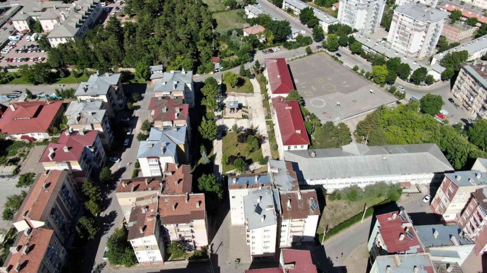 Döneminde adına devlet kurulan Kadı Burhanettin'in kabri binalar arasında kayboldu!