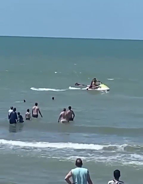 Konya'dan tatile gitti! Denizde dalgalara kapılan şahıs böyle kurtarıldı! Hayati tehlikesi sürüyor