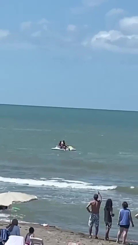 Konya'dan tatile gitti! Denizde dalgalara kapılan şahıs böyle kurtarıldı! Hayati tehlikesi sürüyor