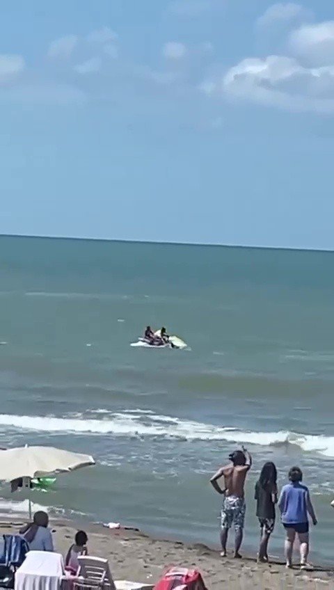 Konya'dan tatile gitti! Denizde dalgalara kapılan şahıs böyle kurtarıldı! Hayati tehlikesi sürüyor