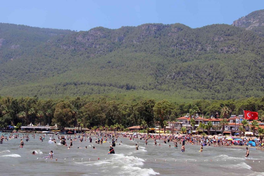 Millet aç aç! Yerli turistler sahillerde adım atacak yer bırakmadı