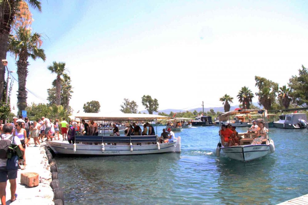 Millet aç aç! Yerli turistler sahillerde adım atacak yer bırakmadı