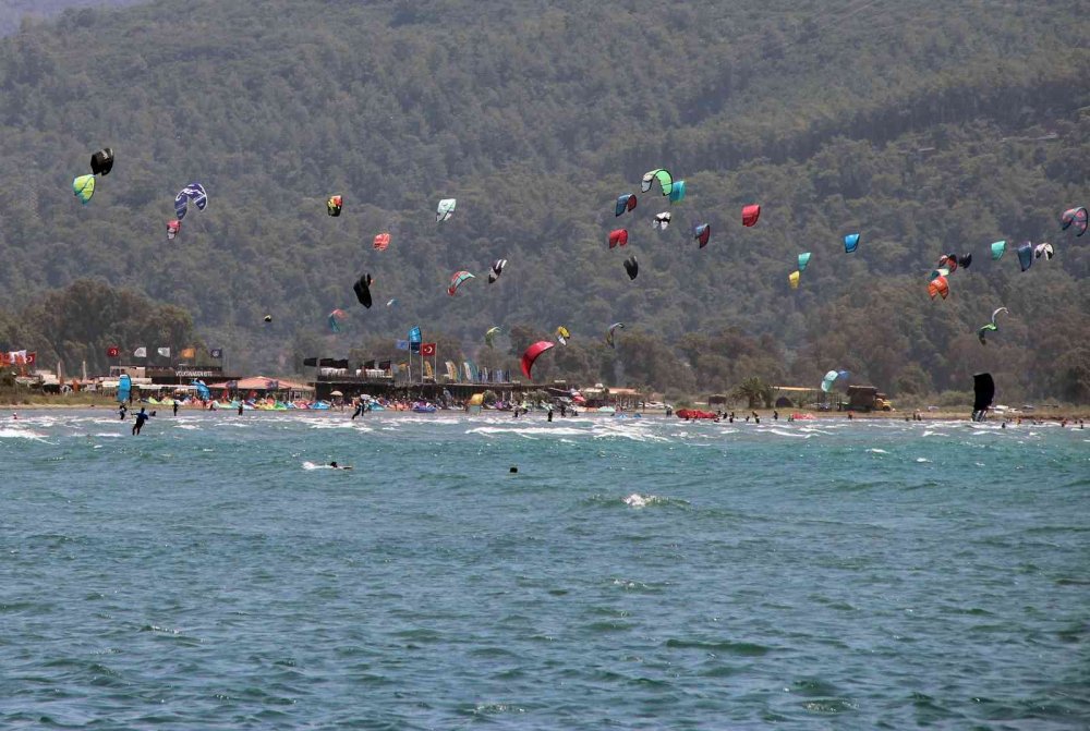 Millet aç aç! Yerli turistler sahillerde adım atacak yer bırakmadı