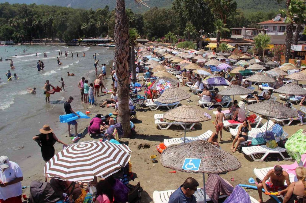 Millet aç aç! Yerli turistler sahillerde adım atacak yer bırakmadı