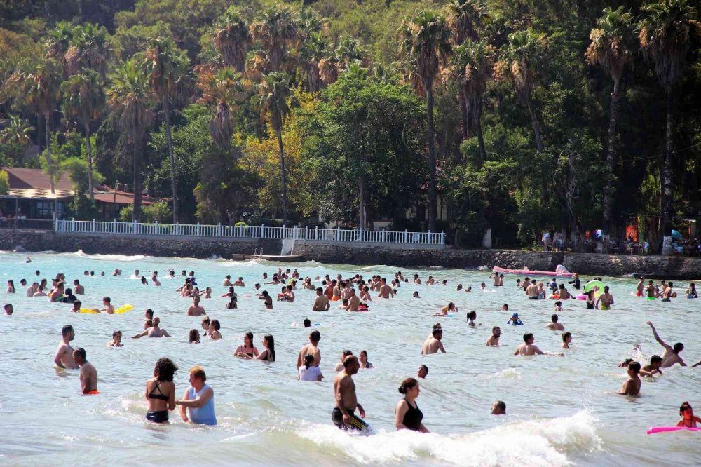 Millet aç aç! Yerli turistler sahillerde adım atacak yer bırakmadı