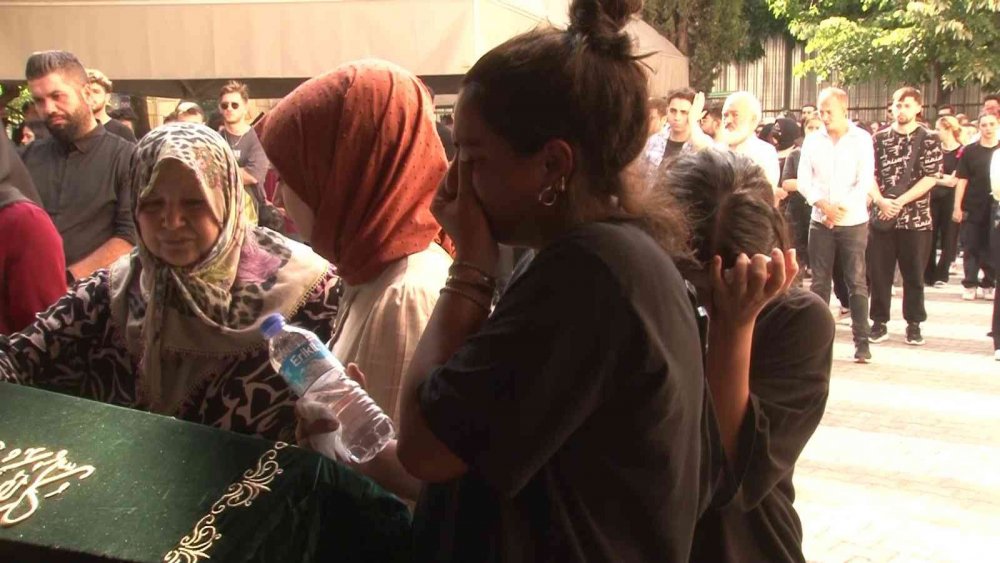 Scooterla giderken geçirdiği kazada yaşamını yitiren Dilara Gül gözyaşlarıyla toprağa verildi!