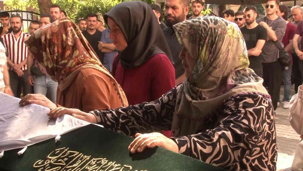 Scooterla giderken geçirdiği kazada yaşamını yitiren Dilara Gül gözyaşlarıyla toprağa verildi!