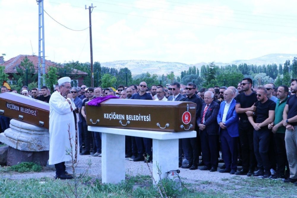 Sürat teknesi kazasında vefat eden iş adamı Ünal Pala ve eşi Evrim Pala toprağa verildi
