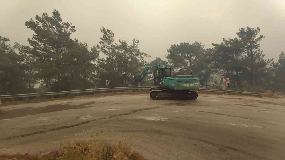 Datça'da orman yangını yerleşim yerlerine sıçradı! 18 helikopter, 7 uçak çok sayıda kara ekibi müdahale ediyor