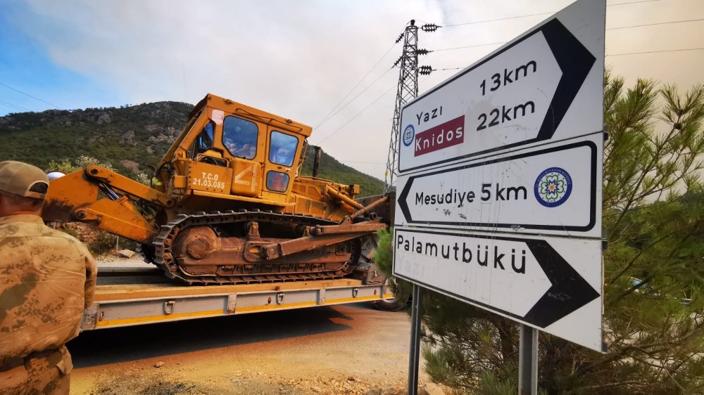 Datça'da orman yangını yerleşim yerlerine sıçradı! 18 helikopter, 7 uçak çok sayıda kara ekibi müdahale ediyor