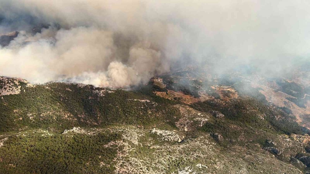 Datça'da orman yangını yerleşim yerlerine sıçradı! 18 helikopter, 7 uçak çok sayıda kara ekibi müdahale ediyor