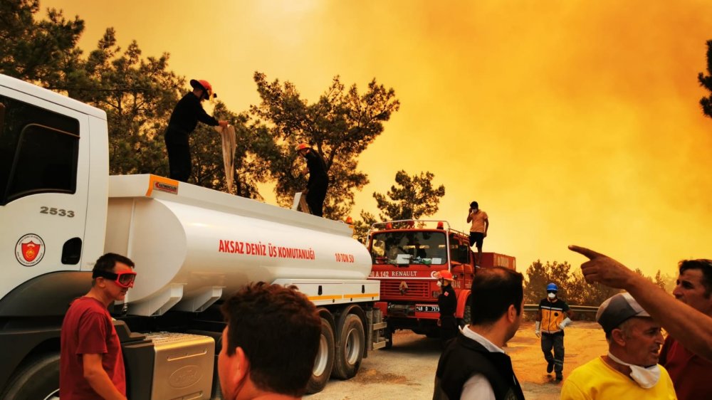Datça'da orman yangını yerleşim yerlerine sıçradı! 18 helikopter, 7 uçak çok sayıda kara ekibi müdahale ediyor
