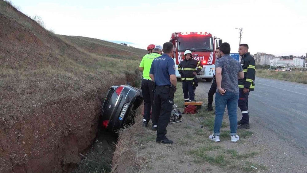 Kırıkkale'de şarampole devrilen otomobilin sürücücü yara almadan kurtuldu