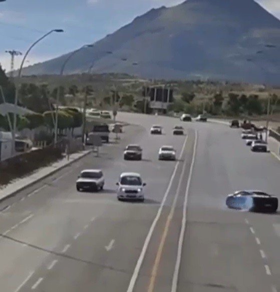 Konya Akyokuş'ta drift atan sürücünün cezası ağır oldu! Lüks otomobille magandalık kamerada
