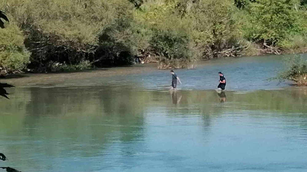 Uyarılara rağmen girdikleri Manavgat Irmağı’nda ölümden döndüler! Mahsur kalan 5 kişiyi itfaiye kurtardı