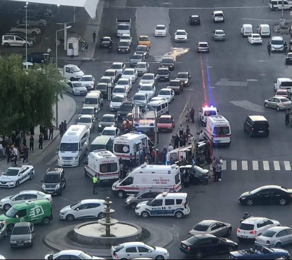 Ankara'da hasta taşıyan ambulans otomobille çarpışıp devrildi! 3 sağlık çalışanı yaralı