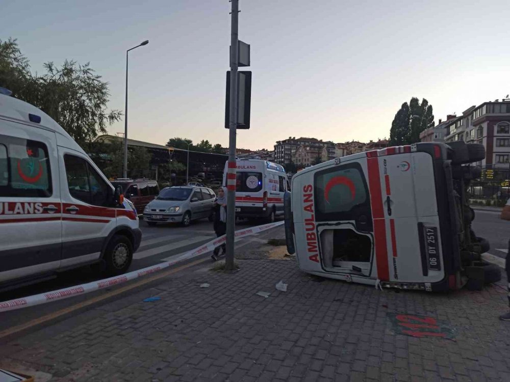 Ankara'da hasta taşıyan ambulans otomobille çarpışıp devrildi! 3 sağlık çalışanı yaralı