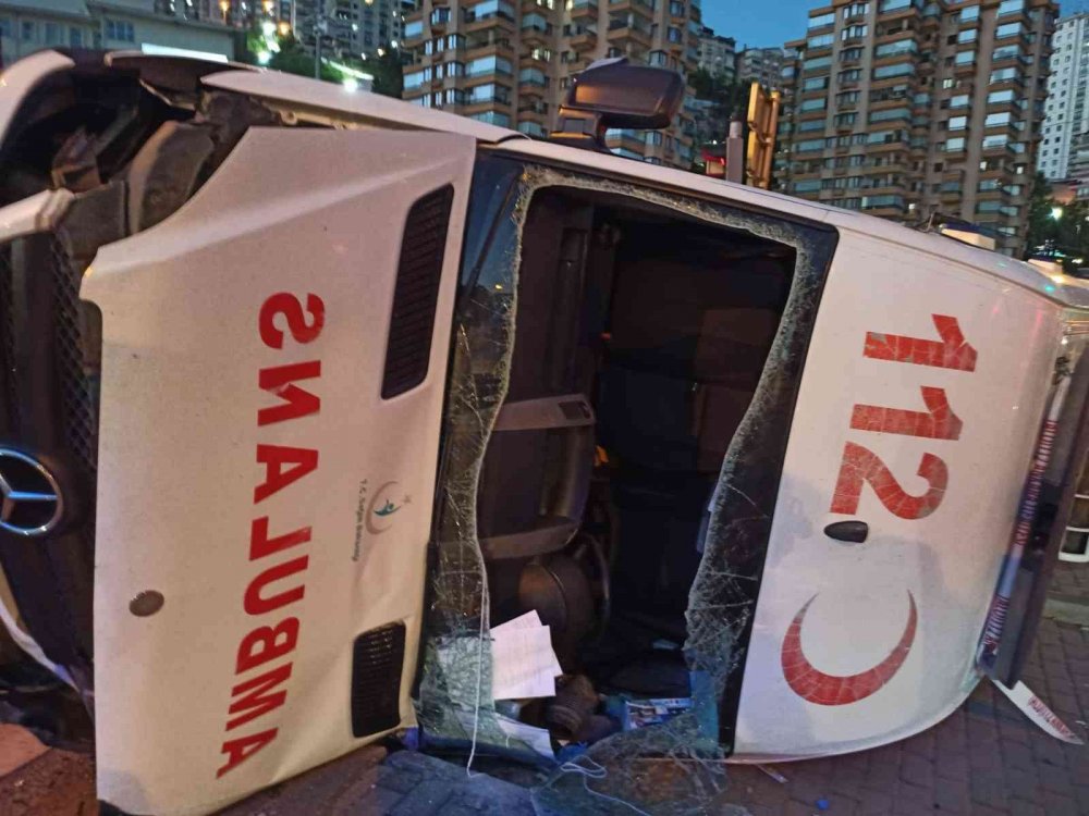 Ankara'da hasta taşıyan ambulans otomobille çarpışıp devrildi! 3 sağlık çalışanı yaralı