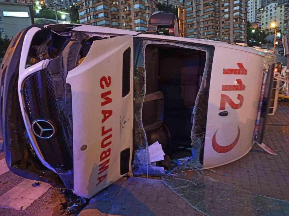Ankara'da hasta taşıyan ambulans otomobille çarpışıp devrildi! 3 sağlık çalışanı yaralı