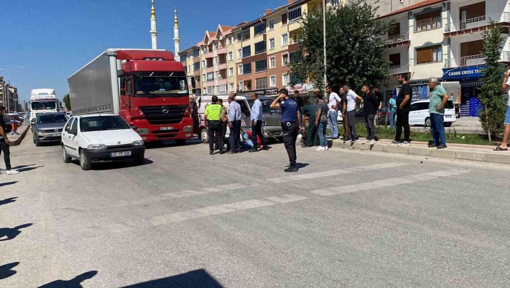 Konya’da bir garip kaza! Otomobil, kamyonet ve tır yan yana giderken çarpıştı! 3 yaralı