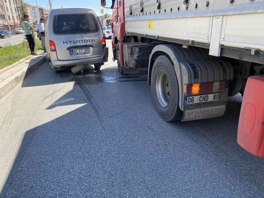 Konya’da bir garip kaza! Otomobil, kamyonet ve tır yan yana giderken çarpıştı! 3 yaralı