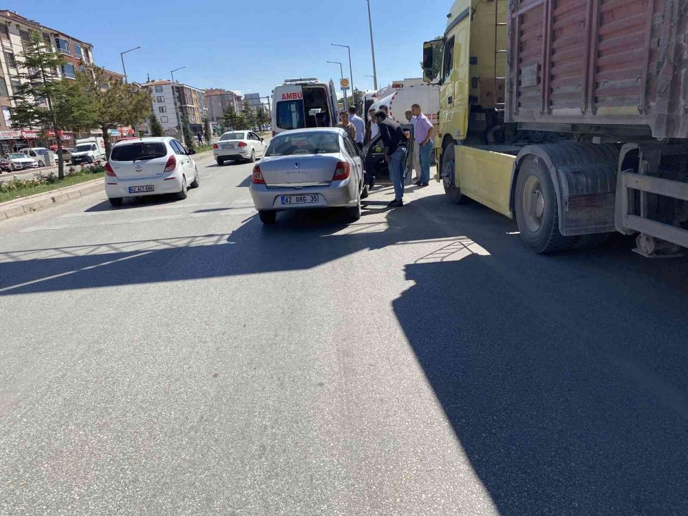 Konya’da bir garip kaza! Otomobil, kamyonet ve tır yan yana giderken çarpıştı! 3 yaralı