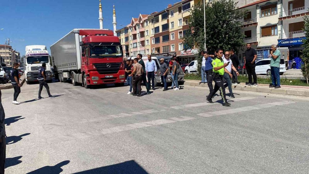 Konya’da bir garip kaza! Otomobil, kamyonet ve tır yan yana giderken çarpıştı! 3 yaralı