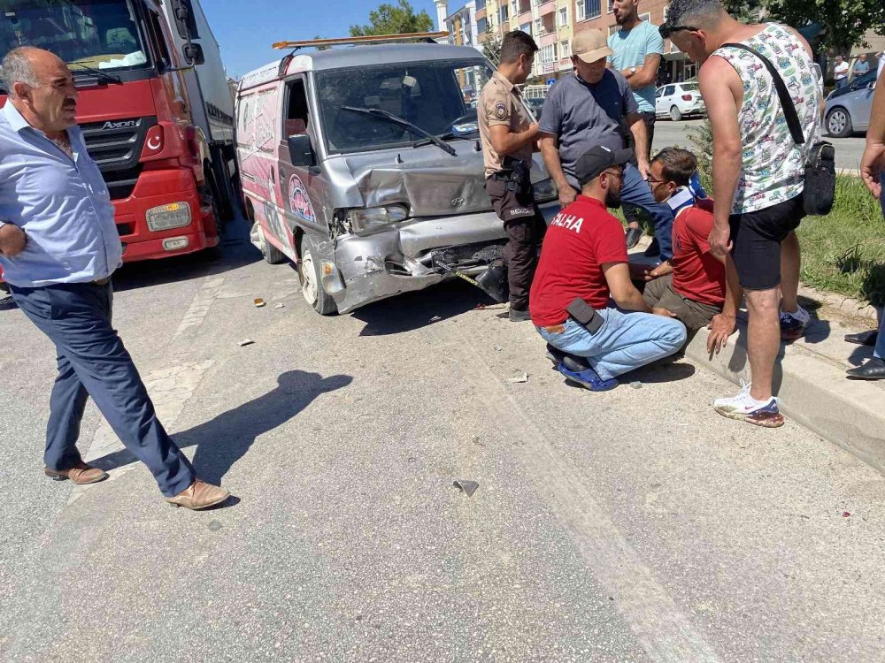 Konya’da bir garip kaza! Otomobil, kamyonet ve tır yan yana giderken çarpıştı! 3 yaralı