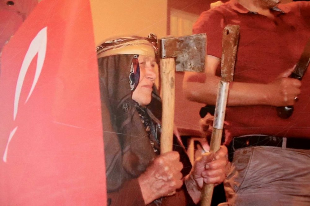 15 Temmuz gecesi balta ve satırla köyünden meydana inmişti! 86 yaşındaki Hesna nine o anları anlattı