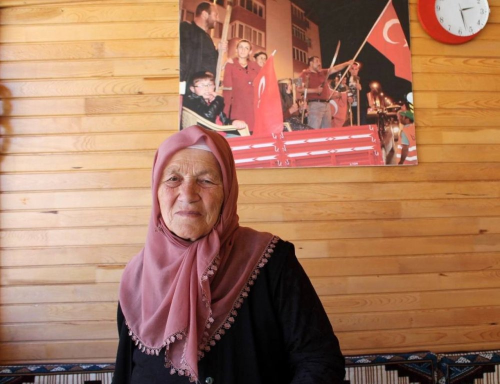15 Temmuz gecesi balta ve satırla köyünden meydana inmişti! 86 yaşındaki Hesna nine o anları anlattı