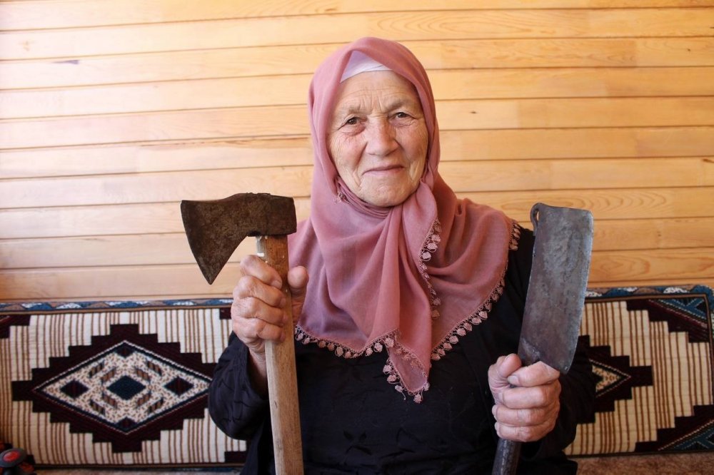 15 Temmuz gecesi balta ve satırla köyünden meydana inmişti! 86 yaşındaki Hesna nine o anları anlattı