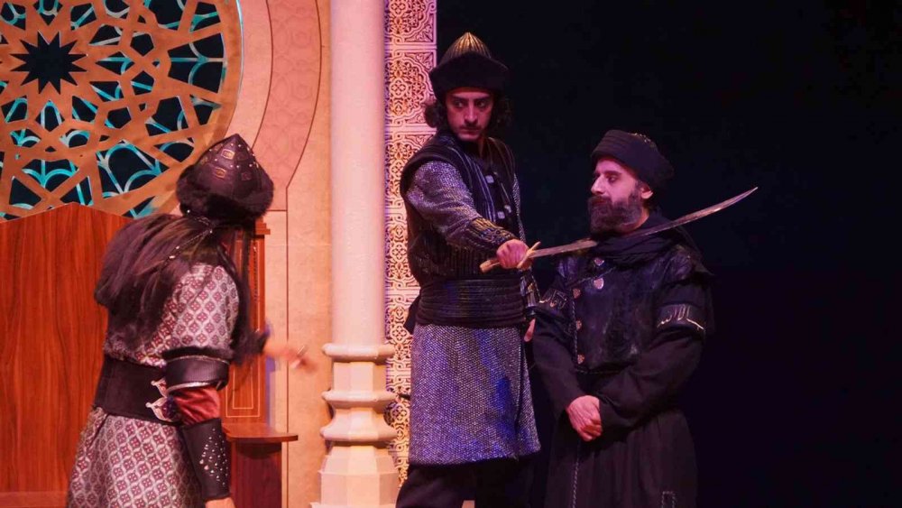 Konya Şehir Tiyatrosu 15 Temmuz’un anlamına uygun 'Nizamülmülk' oyununu sanatseverlerle buluşturdu