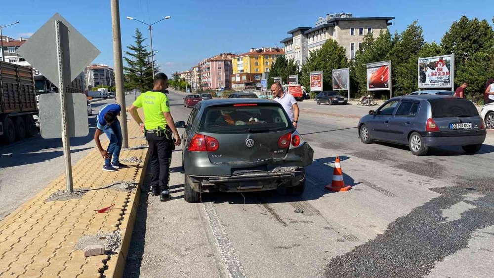 Konya’da 4 araç kavşakta çarpıştı! 3 yaralı