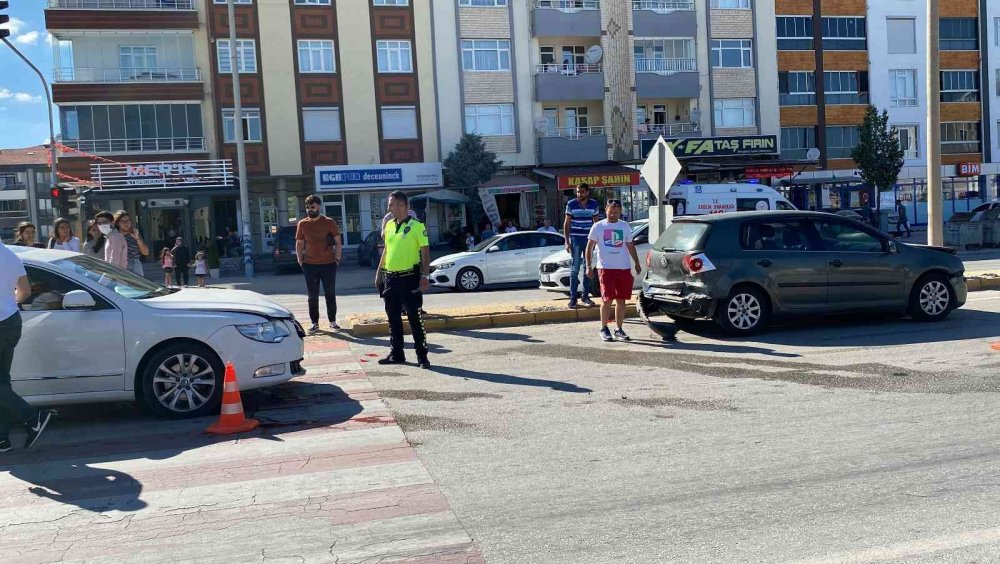 Konya’da 4 araç kavşakta çarpıştı! 3 yaralı