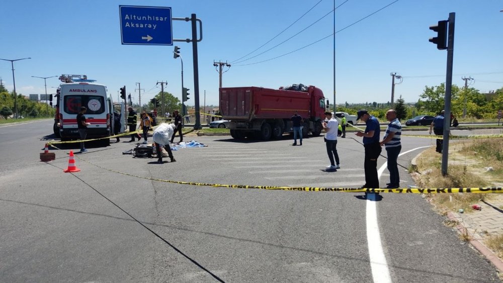Niğde’de korkunç kaza! Kamyonla çarpışan motosikletteki karı-koca can verdi