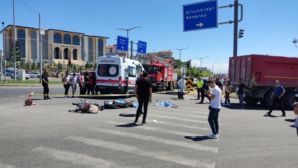 Niğde’de korkunç kaza! Kamyonla çarpışan motosikletteki karı-koca can verdi