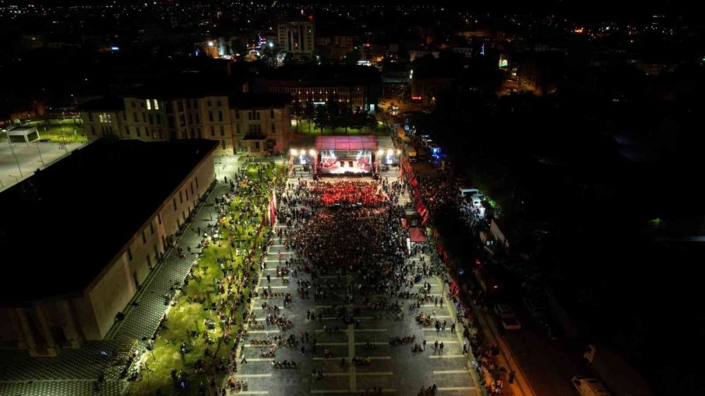 Niğde 'Türkiye aşkına' tek yürek oldu